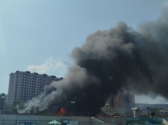 Черный дым видно из центра города: еще один пожар в Новороссийске 
