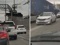 «Откуда эти пробки?», - ряд машин в Новороссийске двинулся по двойной сплошной 