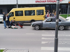 ДТП в центре Новороссийска. Женщина отлетела на несколько метров от «зебры»