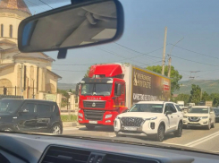 Жители возмущены: в Новороссийске жара, а на улицах полно большегрузов
