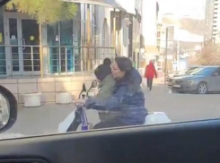 Мопедистка поставила под угрозу безопасность ребёнка, двигаясь по центральной улице Новороссийска