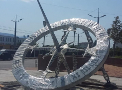  Опоздавшие на восемь лет часы Ильича  вызвали раздражение новороссийцев