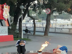 Мировой суд назначил наказание мужчинам, заснувшим у “Вечного огня” в Геленджике