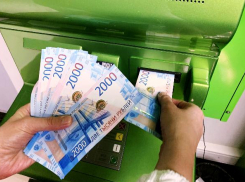  Жительница Новороссийска четыре часа подряд переводила 300 тысяч мошенникам