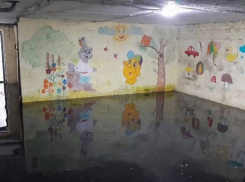 Детям прятаться негде: подвал в одной из школ Новороссийска залит канализацией 