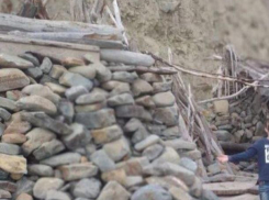 Настоящий замок соорудили на пляже Новороссийска из мусора