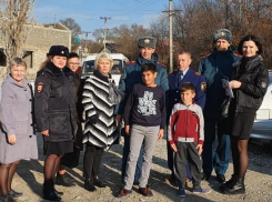 Полицейские Новороссийска учат детей правильно пользоваться пиротехникой