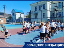 А как же здоровье детей: ученики новороссийской школы №18 на физкультуре читают книги и рисуют