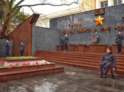 Впервые на Пост №1 в Новороссийске заступил инвалид-колясочник