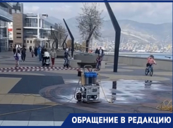 Мытье окон по-новороссийски: лужа посреди набережной заставила местную жительницу задуматься