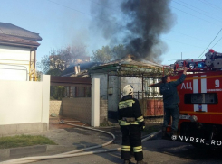 Крыша частного дома загорелась в Новороссийске
