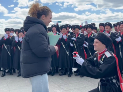 Кубанский казак, участвующий в параде на Красной Площади, сделал предложение своей  возлюбленной 