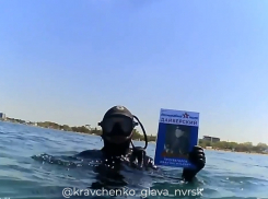 Дайверы из Новороссийска провели «Бессмертный полк» на дне Чёрного моря 