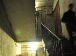 И про маску не забыл: в Новороссийске неизвестный напал в подъезде на пенсионера