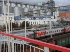 В Новороссийске закрыли мост через железнодорожные пути