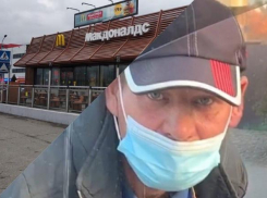 В Новороссийске пьяный мужчина уже не первый день ломится в машины, требуя деньги