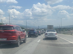 На въезде в Новороссийск образовалась огромная пробка 