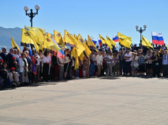 Машины, танцы и молитвы: Новороссийск отмечает 187-летие