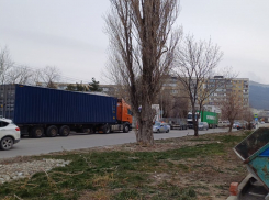 Большегрузы заполонили дорогу рядом с детским садом в Новороссийске 