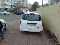 «Паркуюсь, где хочу»: возле школы №34 заблокировали тротуар в Новороссийске