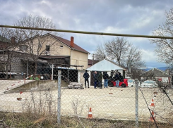 «Постоянный грохот и непонятные люди»: жители Цемдолины устали от шумного соседа