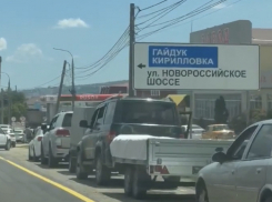 С бензином беда: в Новороссийске километровые очереди к АЗС, машины врезаются