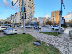 Сломанный люк не дает покоя жителям Новороссийска 