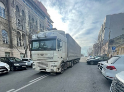 Фуры в Новороссийсе мешают движению 