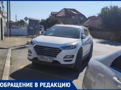 ПДД не для всех: иномарка перегородила остановку в Мысхако 