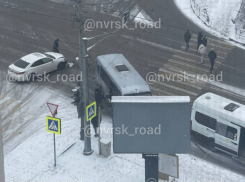 «Круто меня заносит!»: из-за снега на дорогах в Новороссийске отмечают «день жестянщика»