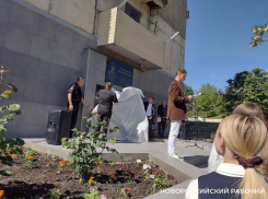 «Отчитались и забыли!» - памятная доска известной личности Новороссийска поросла травой и ушла во тьму