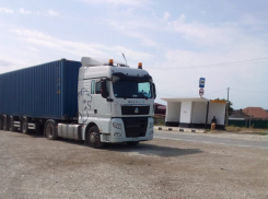 В центре станицы Раевская дальнобойщики устроили незаконную стоянку