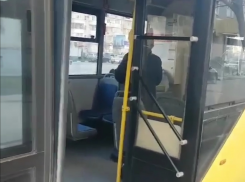 Полный отстой: водитель и кондуктор устроили курилку в салоне троллейбуса