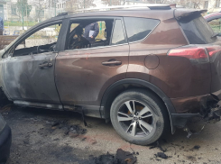 В один момент супруги лишились кроссовера Toyota RAV4: подробности субботнего пожара в Новороссийске 