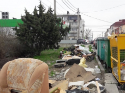 В Новороссийске за мусорными баками организуются целые свалки