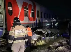 Лихач на переезде: поезд Адлер-Петербург протаранил легковушку