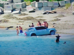 На море хотят даже машины: отдыхающий устроил перфоманс в Новороссийске 