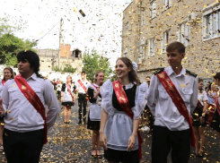 В добрый путь, выпускники: в школах Новороссийска прозвенел последний звонок 