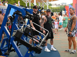 На пляже в Новороссийске появился фитнес-парк под открытым небом 