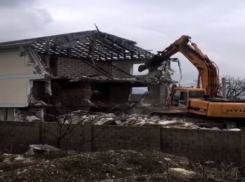 В Новороссийске снесли многоквартирный самострой: на очереди еще 8 