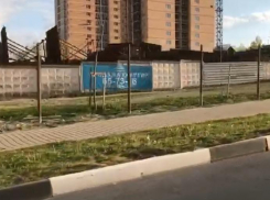 В администрации рассказали, зачем застройщик огородил «зеленую» зону забором в Южном районе Новороссийска