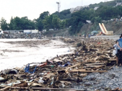 Девушку унесло в море, а люди шли купаться: 22 года со страшного наводнения в Новороссийске 