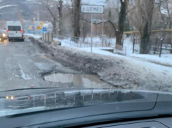 В Новороссийске новый асфальт уплыл вместе со снегом