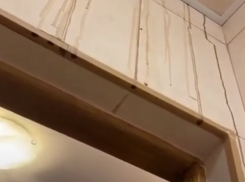 Чёрная зловонная жижа течёт с потолка у новороссийца: крыша в МКД срочно требует ремонта