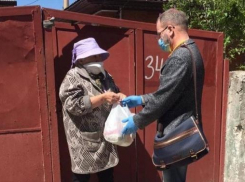 Новороссийские волонтеры не бросают пожилых людей в беде 