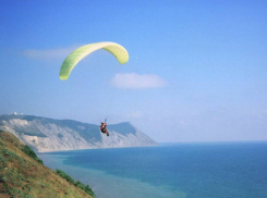 Жизнь парапланериста спасли новороссийские рыбаки