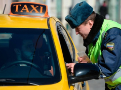 Таксист украл телефон у пассажира в Новороссийске 