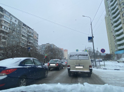 Снег в Новороссийске: цены на такси взлетели, город «тонет» в пробках 