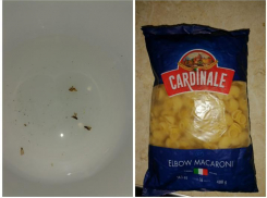 «Сюрприз» от производителя: новороссийцы нашли мух в макаронах 