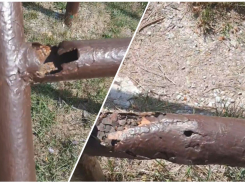 Руководство мысхакской школы взялось за прогнившие турники: что с ними сделают 